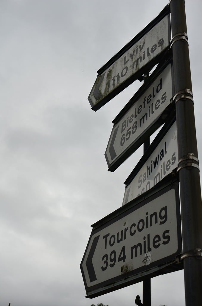 Sign pointing towards Bielefeld