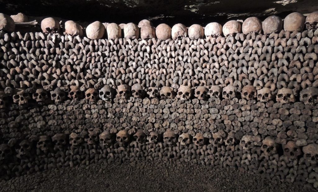 a wall of skulls in the Paris catacombs