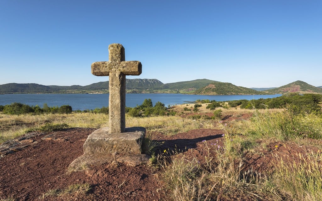 A stone cross overlooking Lac du Salagou in Celles, France.