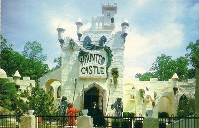 A postcard from Six Flags Great Adventure dated 1981 featuring the Haunted Castle.