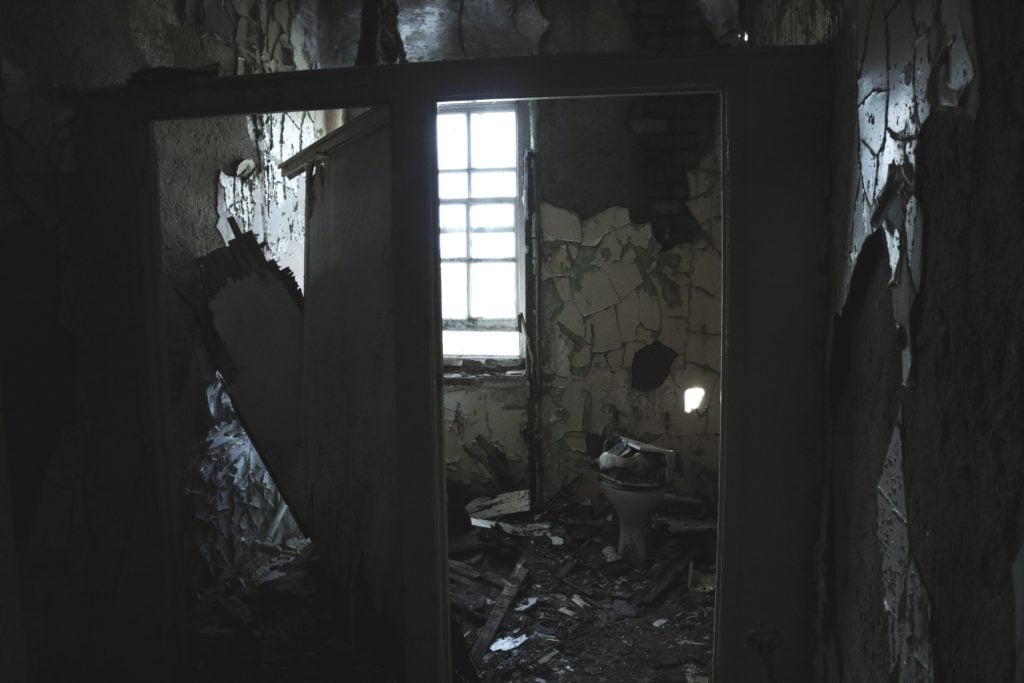 An abandoned bathroom in ruins