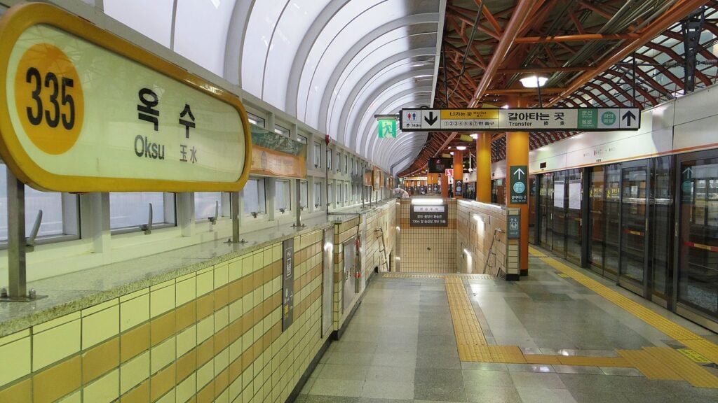 the line 3 platform at Oksu Station in 2018