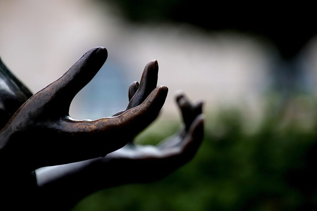 the hands of a statue, fingers splayed