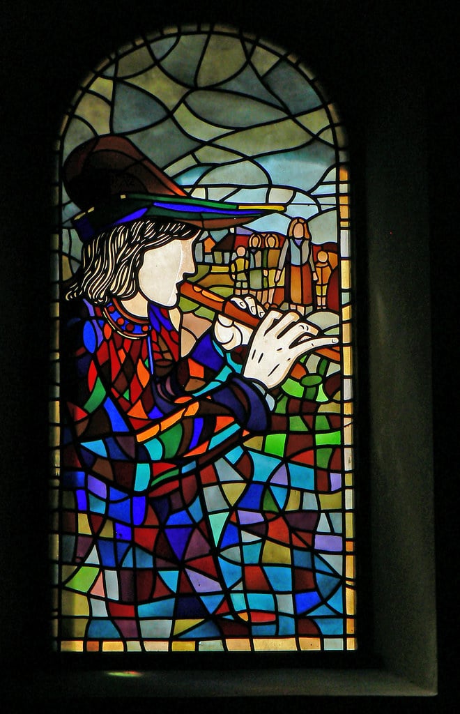 the stained glass window depicting the pied piper in the market church at hameln