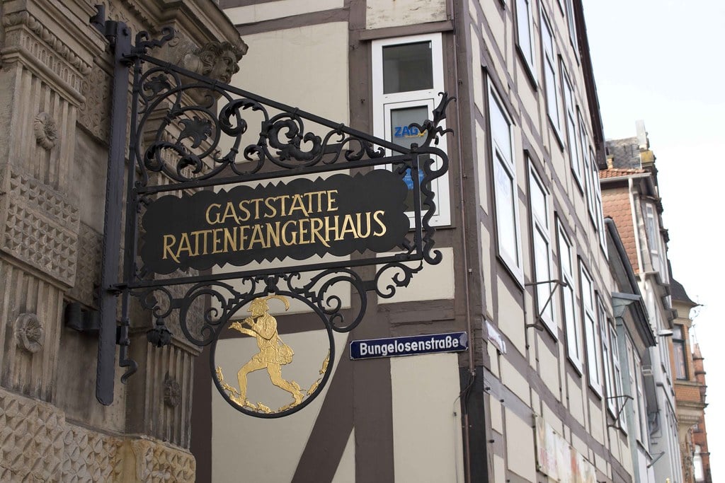 the sign for the ratcatcher's house in hameln