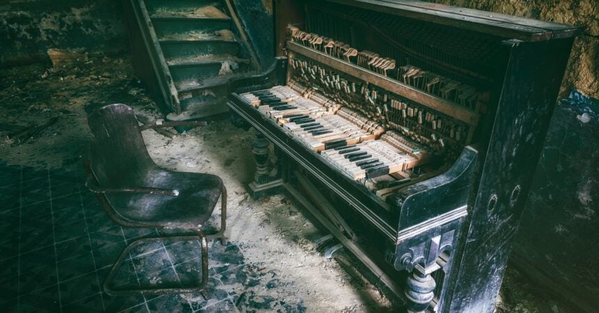 an old, broken piano in a destroyed room